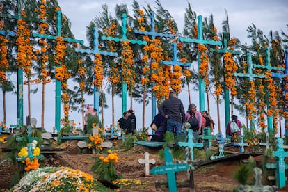 La muerte en México, tan celebrada como tabú en otros países, aquí tiene sabor a pan de muertos, olor a cempasúchil y la imagen de una calavera conocida como Catrina. En la imagen, indígenas tsotsiles decoran las tumbas de sus familiares, en San Juan Chamula (Chiapas).  