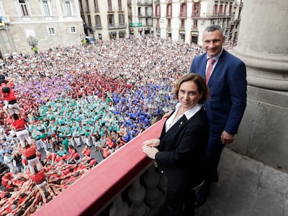 La alcaldesa de Barcelona, Ada Colau, con su homólogo de Kiev, Vitali Klitschko, durante la jornada castellera de la Mercè.
