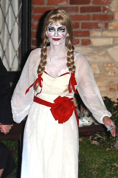 La actriz Courteney Cox asistió a la fiesta de disfraces de Kate Hudson vestida como la muñeca Annabelle.