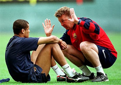 Van Gaal y Rivaldo, durante un entrenamiento del Barça en enero de 2000.