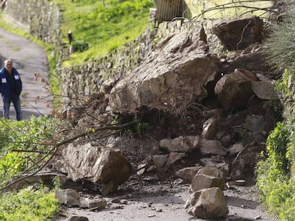 Un vecino observa las rocas que se derrumbaron sobre Antonio Lesmes en Bo, Asturias.