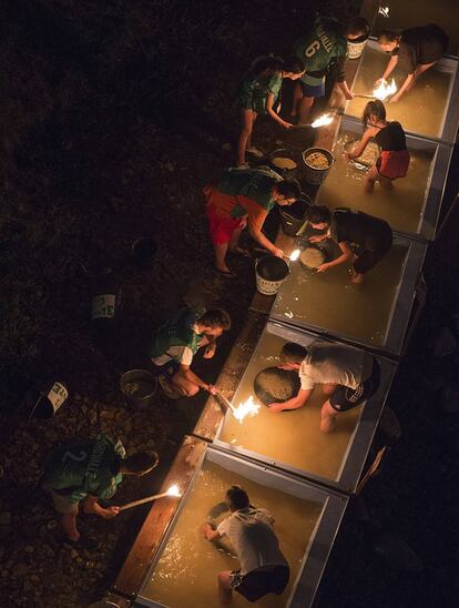 Bateo a la luz de las antorchas, durante la inauguración del Campeonato Nacional de Bateo el 28 de julio de 2017 en Navelgas.