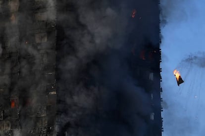 As chamas no edifício Grenfell tiveram início por volta da 1h em Londres (21h no horário de Brasília).