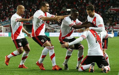 Jogadores comemoram o gol de Alario.