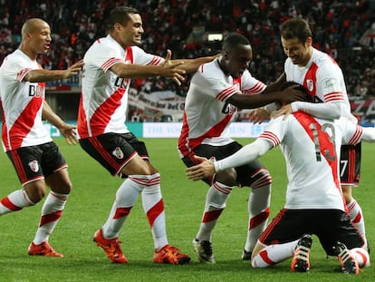 Jogadores comemoram o gol de Alario.