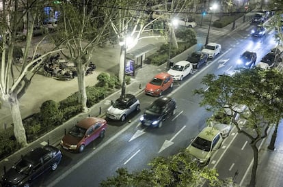 El carril bus y taxi en la calle de Guillem de Castro, de Valencia, ocupado por los coches el viernes por la noche.