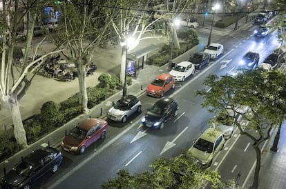 El carril bus y taxi en la calle de Guillem de Castro, de Valencia, ocupado por los coches el viernes por la noche. 