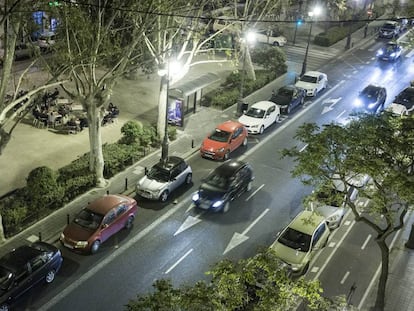 El carril bus y taxi en la calle de Guillem de Castro, de Valencia, ocupado por los coches el viernes por la noche. 