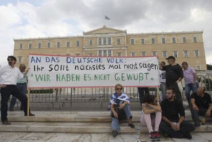 Unos manifestantes se concentran frente al Parlamento griego en Atenas, Grecia, en ocasión de la visita de la canciller alemana, Angela Merkel.