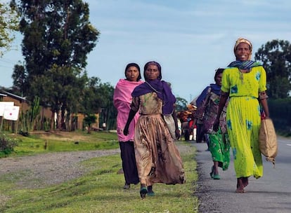 En el campo se trabaja, pero este año la cosecha escasea. Las mujeres acuden al mercado de Sheshemane a vender cebollas. Algunos comerciantes realizan préstamos a los campesinos si la situación se vuelve insostenible. Por cada kilo de grano que prestado deberán devolver tres en la siguiente cosecha.