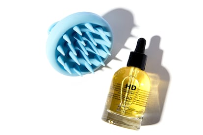 Cepillo para masajear el cuero cabelludo de MESOESTETIC y Xcalp Serum de HD COSMETIC EFFICIENCY.