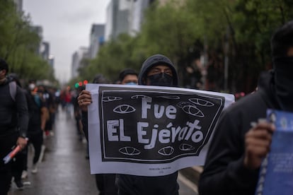 Cientos de personas se unen a la marcha de este jueves ante la falta de esclarecimiento del caso de desaparición forzada masiva que sacudió a México hace diez años. 