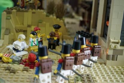 “No podremos hacer frente a los pedidos de los clientes de los próximos meses,” dijo el portavoz de Lego a Reuters. La imagen, es una fotografía de la Asociación cultural de aficionados a Construcciones de Lego de España, en una recreación del Dos de Mayo de 1808 en Madrid