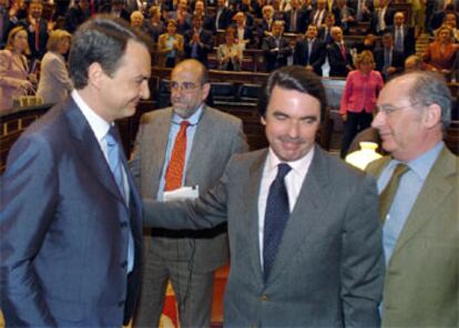 El presidente saliente, José María Aznar, felicita a José Luis Rodríguez Zapatero.