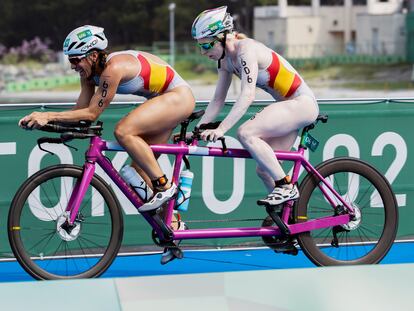 La triatleta gallega Susana Rodríguez y su guía Sara Loehr se coronaron campeonas paralímpicas de triatlón, en la clase PTVI de discapacitados visuales, en la prueba disputada en la bahía de Odaiba de Tokio.