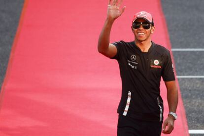 Lewis Hamilton saluda ayer a los aficionados en el circuito de Suzuka.