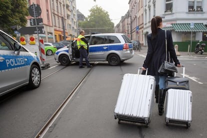 A woman pulls suitcases as she leaves her appartment in the evacuation area in Frankfurt am Main, western Germany, on September 3, 2017.
More than 60,000 people are set to be evacuated from Frankfurt's Westend district after a British World War II bomb (HC 4000 air mine) was discovered on a construction site close to the Goethe University compound last Tuesday, August 29, 2017. The operation to defuse the bomb is expected to begin at 12.00 am and to take approximately four hours. / AFP PHOTO / Thomas Lohnes