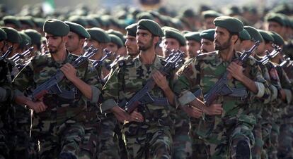 Miembros de la Guardia Revolucionaria de Irán desfilan por Teherán en 2007.