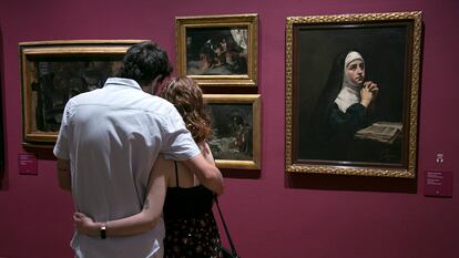 Una pareja se abraza frente a la exposición temporal 'Sorolla. Tormento y devoción', en el Museo Sorolla (Madrid).