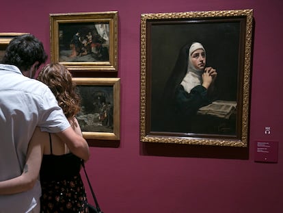 Una pareja se abraza frente a la exposición temporal 'Sorolla. Tormento y devoción', en el Museo Sorolla (Madrid).