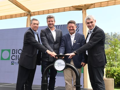 Presidente del directorio de Aguas Andinas, Felipe Larraín; concejal de Vitacura, Maximiliano del Real; gobernador RM, Claudio Orrego; gerente general de Aguas Andinas, Daniel Tugues.