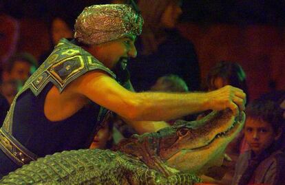 Anton Kotcka, alias Príncipe Kharak- Khawak, domador de cocodrilos del Circo Mundial, en la Monumental, Barcelona.