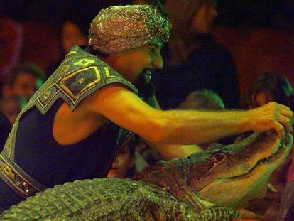 Anton Kotcka, alias Príncipe Kharak- Khawak, domador de cocodrilos del Circo Mundial, en la Monumental, Barcelona.