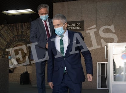 El ministro del Interior, Fernando Grande-Marlaska, después la boda de Joaquín Sabina y Jimena Coronado.