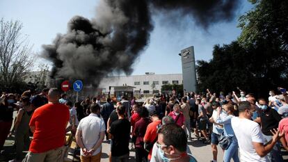 Decenas de trabajadores de Nissan protestan este jueves ante la planta de la compañía en la Zona Franca de Barcelona tras conocerse el cierre de la factoría.