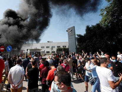 Decenas de trabajadores de Nissan protestan este jueves ante la planta de la compañía en la Zona Franca de Barcelona tras conocerse el cierre de la factoría.