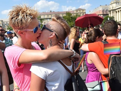 Dos manifestantes lesbianas se besan durante la manifestación del Orgullo.