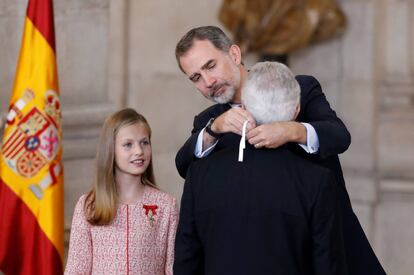 El rey Felipe VI, junto a la princesa Leonor, durante el acto de imposición de condecoraciones.