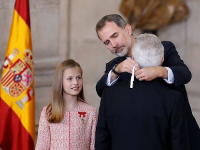 El rey Felipe VI, junto a la princesa Leonor, durante el acto de imposición de condecoraciones.