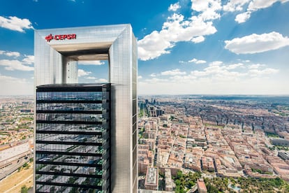 Fachada de la Torre Cepsa en Madrid.