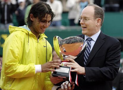 El tenista balear recibe el trofeo de ganador del Masters de Montecarlo