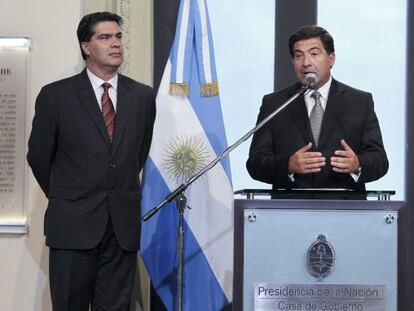 Ricardo Echegaray (derecha), titular del organismo argentino encargado de recaudar impuestos, en una imagen de archivo. EFE/Archivo