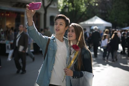 Un noi i una noia es fan un 'selfie' a Barcelona.