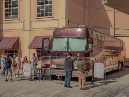 El autobús de Dolly Parton, 'Suite 1986', aparcado en Dollywood (Tennessee) en marzo de 2022.