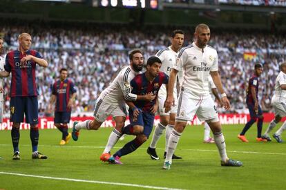 Carvajal marca a Luis Su&aacute;rez ante Cristiano y Benzema. 