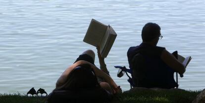 Gente a la sombra por el calor en el Lago de la Casa de Campo de Madrid.