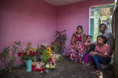 Cada Domingo de Ramos, los indígenas zapotecas del municipio de Juchitán, en Oaxaca (México), decoran con flores las tumbas de sus difuntos.