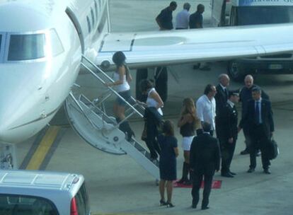 Una de las imágenes tomadas entre septiembre de 2006 y septiembre de 2008, durante los viajes de fin de semana de Silvio Berlusconi a Villa Certosa. Las fotos fueron tomadas en el aeropuerto de Olbia, en Cerdeña,  donde llegaban y salían las aeronaves oficiales que transportaban a los invitados, como las jóvenes de la foto, del 'Cavaliere'