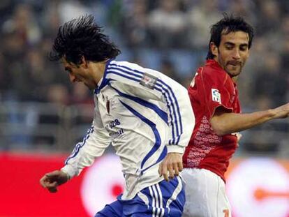 Diego Milito regatea a David Gutiérrez.