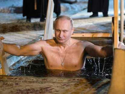Putin se baña en aguas heladas para celebrar la Epifanía ortodoxa