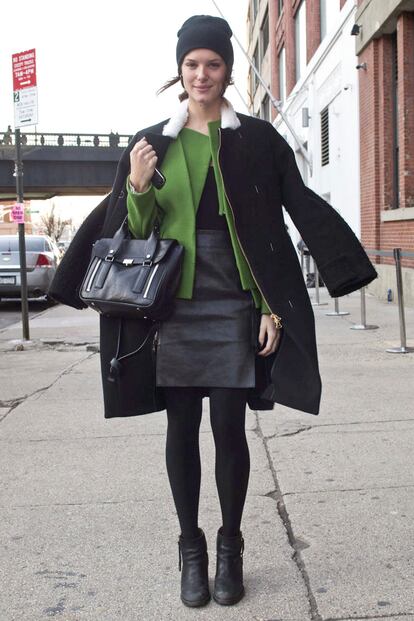 Sombreros de ala o de lana, joyas excéntricas u originales bolsos. Los asistentes a la Semana de la Moda de Nueva York nos muestran cómo combinan sus accesorios.