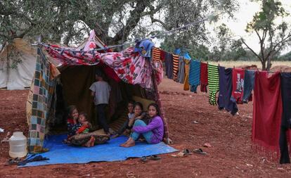 Varios ni?os sirios son fotografiados en un campamento para personas desplazadas en la aldea de Atme, ubicada en la provincia de Idlib (Siria).