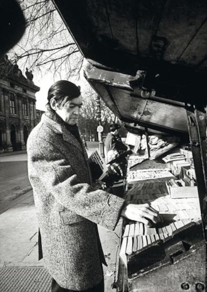 Julio Cortázar, buscando libros en París.