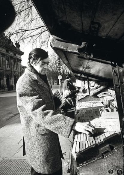 Julio Cort&aacute;zar, buscando lecturas en Par&iacute;s.