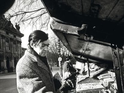 Julio Cortázar, buscando livros em Paris.