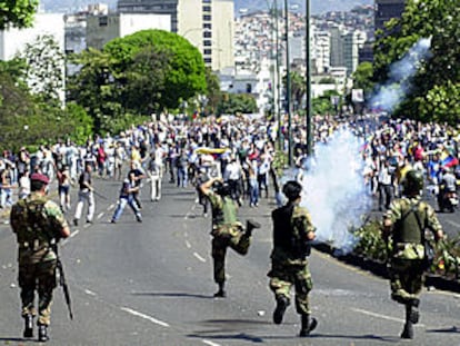 La Guardia Nacional repele a los opositores a Chávez frente al palacio presidencial.